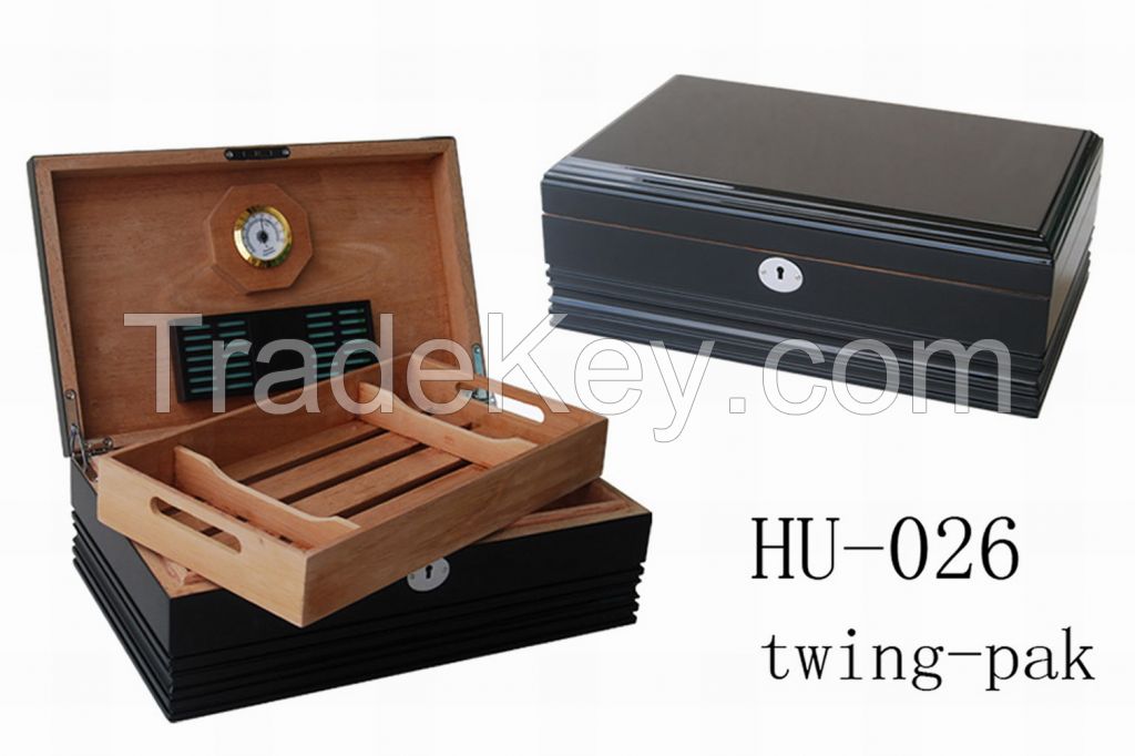 Walnut Lacquer Wooden Humidor Display Box