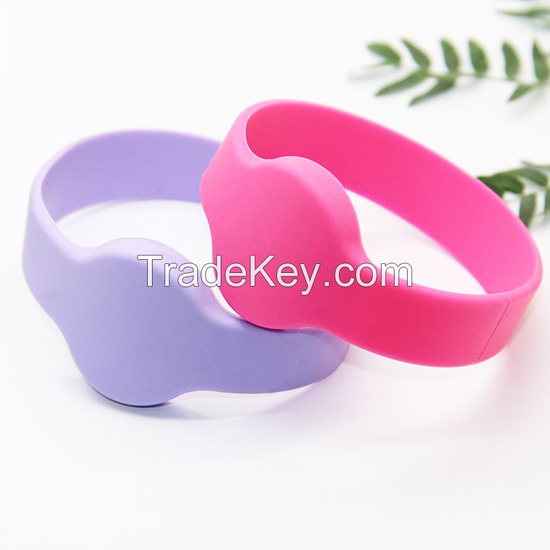 Closed-loop rfid silicon wristband High-quality non-toxic silicone material   Various colors are customized, waterproof, moisture-proof, shock-proof and high-temperature resistant