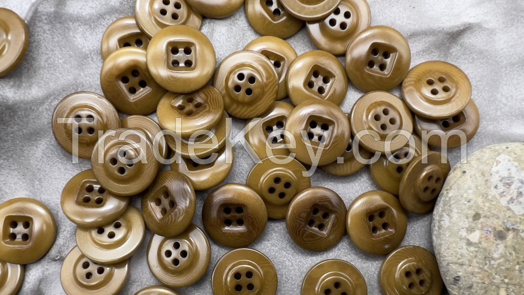 Round corozo buttons with squared center