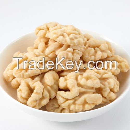 Healthy and nutritious peeled and baked walnut kernels