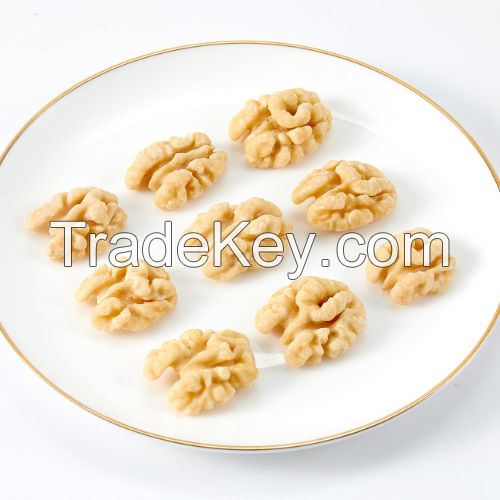 Healthy and nutritious peeled and baked walnut kernels