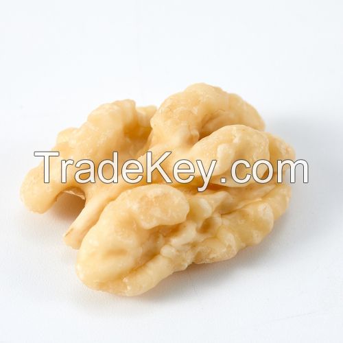 Healthy and nutritious peeled and baked walnut kernels