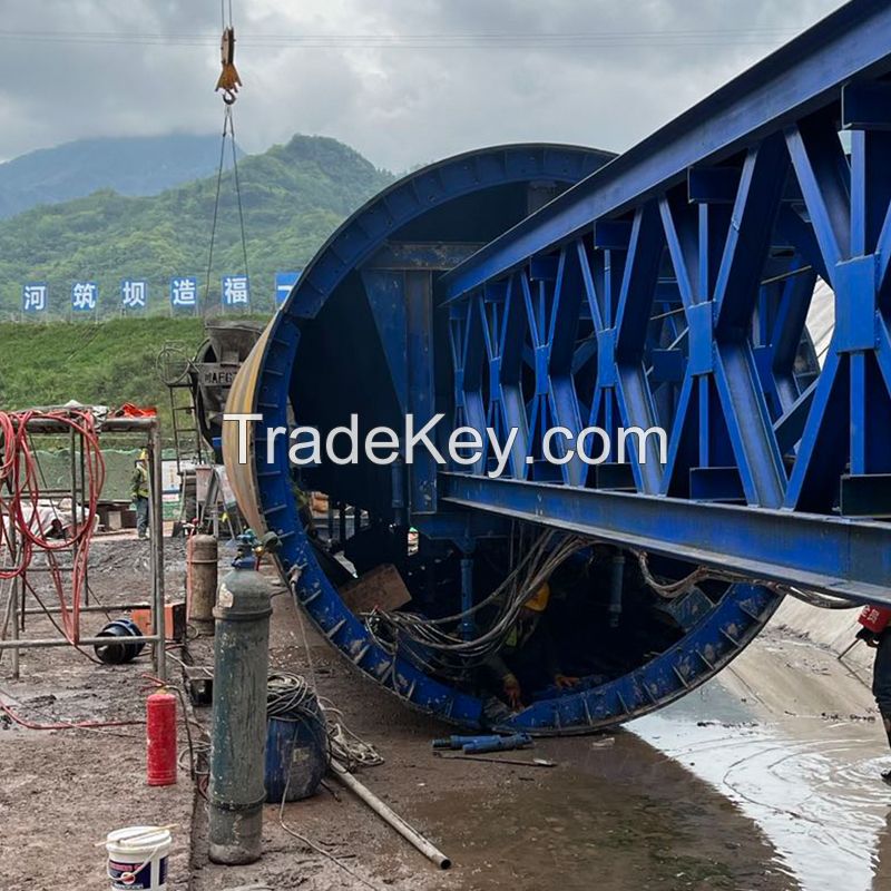 Integral pouring of circular tunnel of full round needle beam trolley