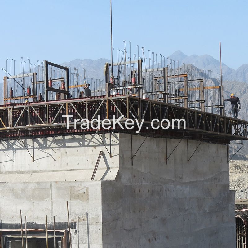 The pier column slip form is poured continuously in sections