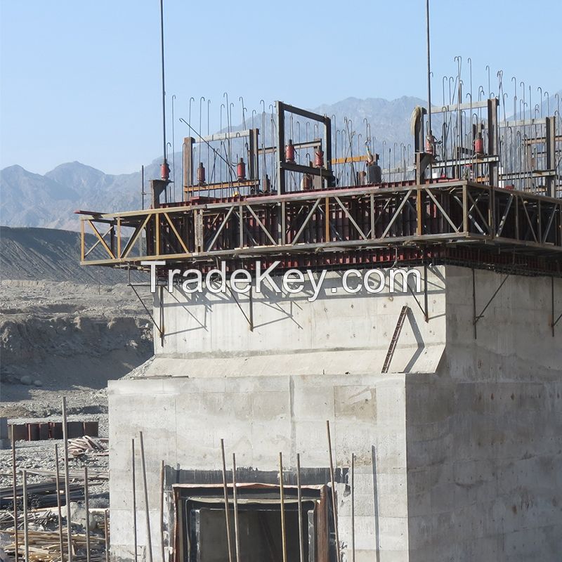 The pier column slip form is poured continuously in sections