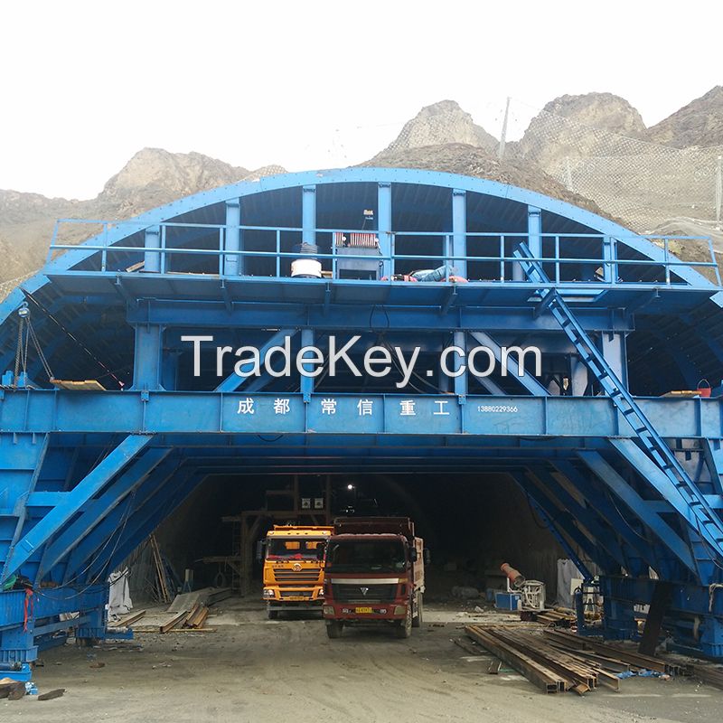 Railway tunnel secondary lining trolley