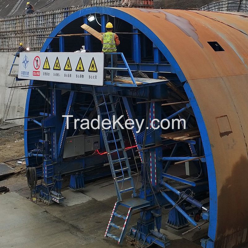 Railway tunnel secondary lining trolley