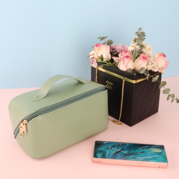 Wholesale Luxury Leather Custom Pouch Cosmetic Makeup Bag Waterproof Travel Organizer Portable Toiletry Bag