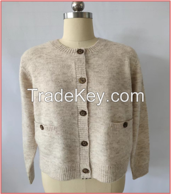 Women&#039;s knitted sweater cardigan